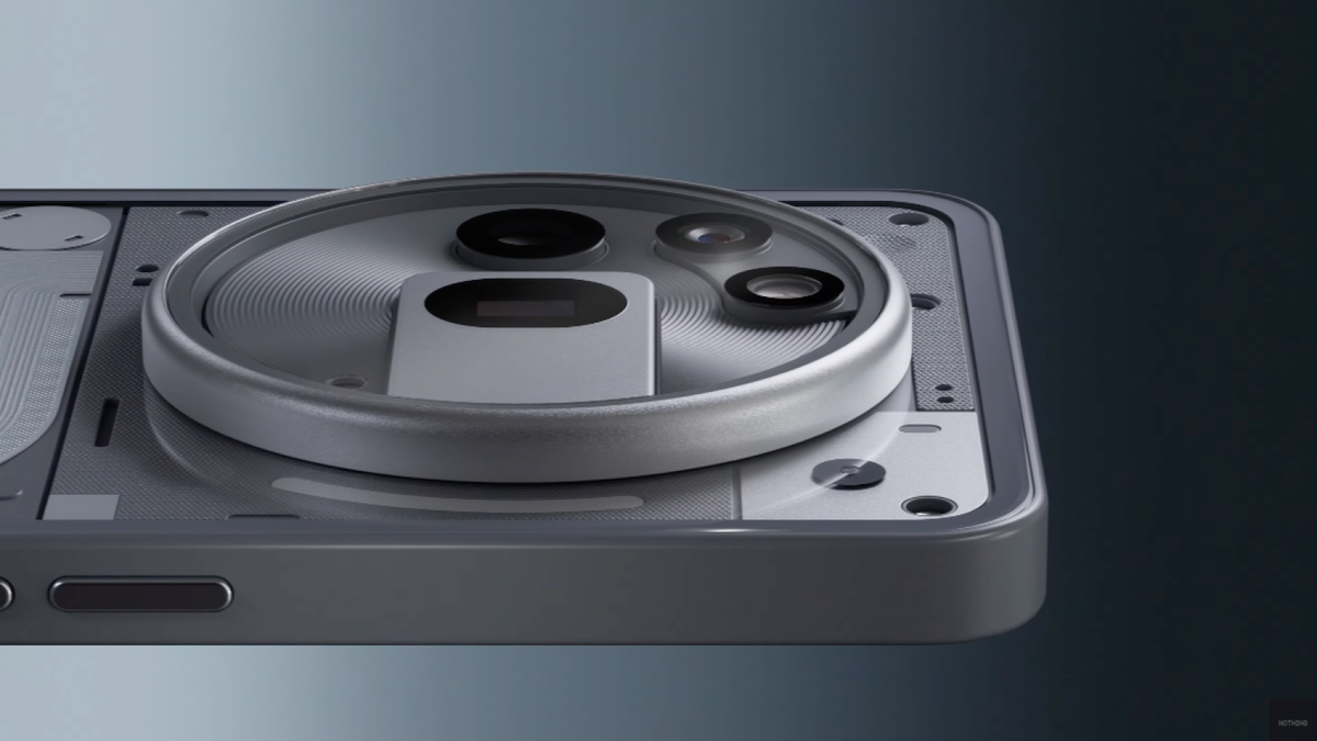 Camera góc siêu rộng và camera chính đối xứng nhau, nhưng đèn flash LED lại đặt chéo kỳ lạ, trong khi camera tele hình bầu dục phá vỡ sự đồng nhất. (Ảnh: Tech Times)