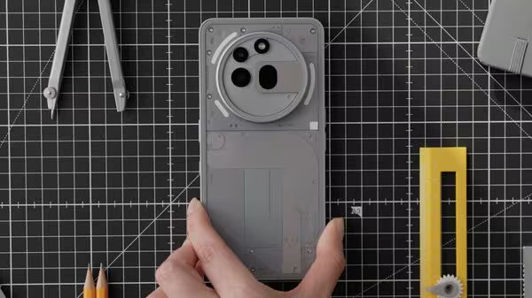 Thiết kế trong suốt – vốn là điểm đặc trưng của dòng Nothing Phone – không còn sự tinh tế như trên các phiên bản trước. (Ảnh: Mint)