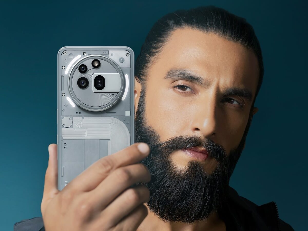 Điểm gây tranh cãi nhất là cụm camera hình tròn khổng lồ với bố cục bất đối xứng, khiến tổng thể trông lộn xộn. (Ảnh: Gadget Flow)