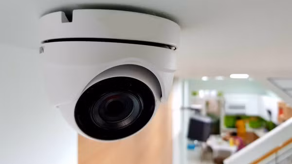 6. Điện thoại cố định và camera: Cả hai thiết bị này đều phát ra sóng điện từ trùng tần số với wifi, gây nhiễu và làm giảm tốc độ kết nối. Để khắc phục, hãy đặt điện thoại cố định và camera xa bộ phát wifi. (Ảnh: Cleanipedia)