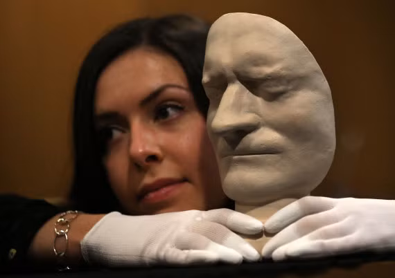 Qua đó, chúng ta có thể tin rằng những hình ảnh của Newton trên tranh và tượng là khá chính xác so với dung nhan thật của ông.(Ảnh: english18thcenturyportraitsculpture)