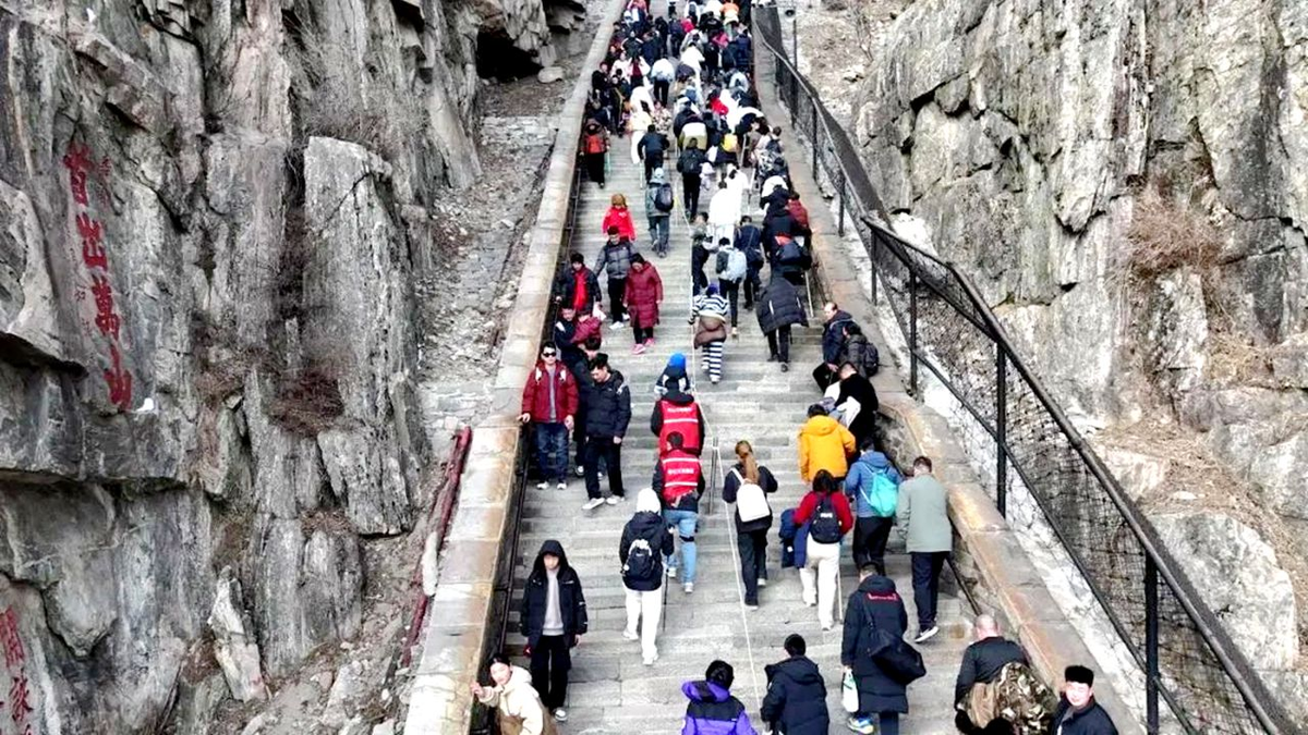 Giá thuê thiết bị dao động từ 200.000 - 280.000 VNĐ mỗi lần sử dụng.(Ảnh:Eyeshenzhen)