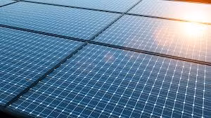 Pin mặt trời Perovskite là công nghệ mới sử dụng tinh thể Perovskite để chuyển đổi ánh sáng mặt trời thành điện năng. Perovskite có hiệu suất chuyển đổi cao, hấp thụ ánh sáng mạnh và có thể được sản xuất trên nhiều bề mặt linh hoạt.(Ảnh: Innovation News Network)