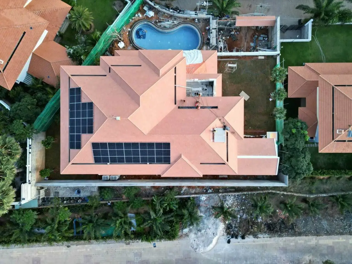 Chi phí sản xuất đang dần giảm, giúp Perovskite có thể cạnh tranh với pin mặt trời truyền thống. Nếu khắc phục được thách thức, pin Perovskite có thể trở thành giải pháp năng lượng sạch và bền vững trong tương lai.(Ảnh: vietnamsolar)