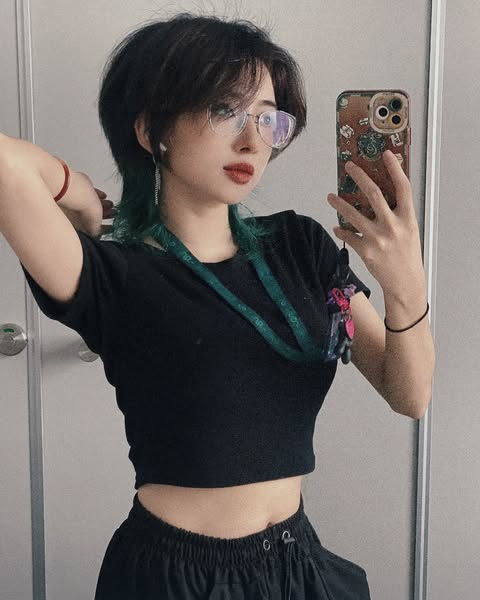 Ngoài công việc trọng tài, cô còn là streamer trên TikTok và kinh doanh ảnh có phí.(Ảnh:gamek)