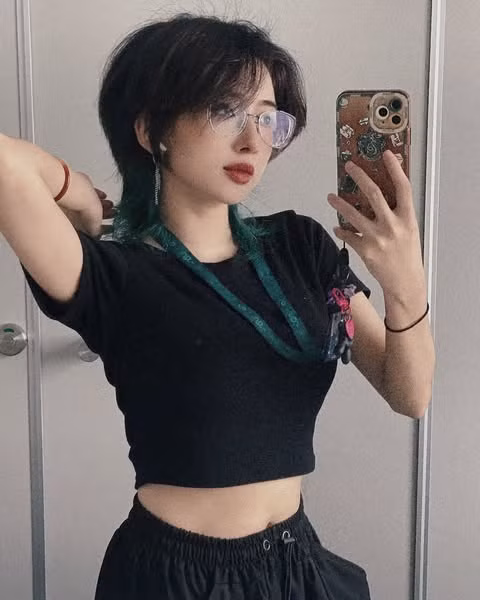 Ngoài công việc trọng tài, cô còn là streamer trên TikTok và kinh doanh ảnh có phí.(Ảnh:gamek)