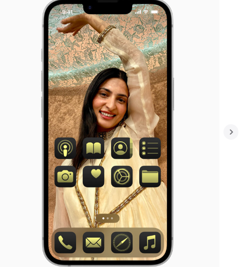 iPhone 16E là lựa chọn cho những ai muốn một chiếc iPhone không quá đắt đỏ nhưng cũng không muốn sử dụng thiết kế cũ của iPhone SE. (Ảnh: Apple)