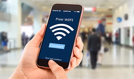 Tính năng này khiến iPhone tự động kết nối với các mạng Wi-Fi công cộng, tiềm ẩn nguy cơ bị tin tặc tấn công.(Ảnh: SC Vivo City)