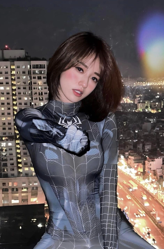 Ngoài sắc vóc đáng mơ ước, Hà Kim còn có gu thời trang trẻ trung, cá tính, luôn biết cách thể hiện phong cách riêng. (Ảnh: FBNV)