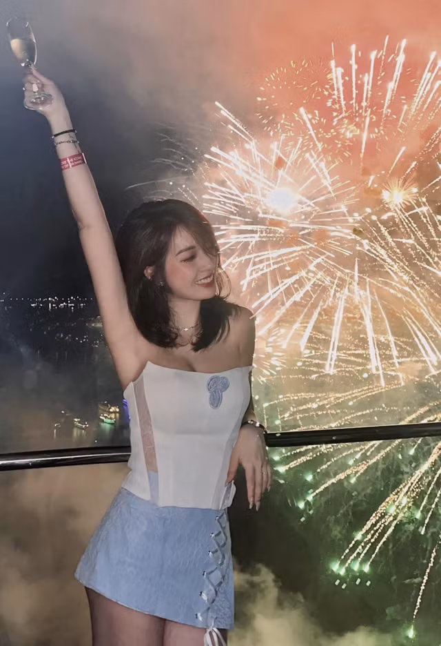 Cô gây ấn tượng với kỹ năng chơi game xuất sắc và ngoại hình cá tính, thu hút sự chú ý từ cộng đồng game thủ. (Ảnh: FBNV)