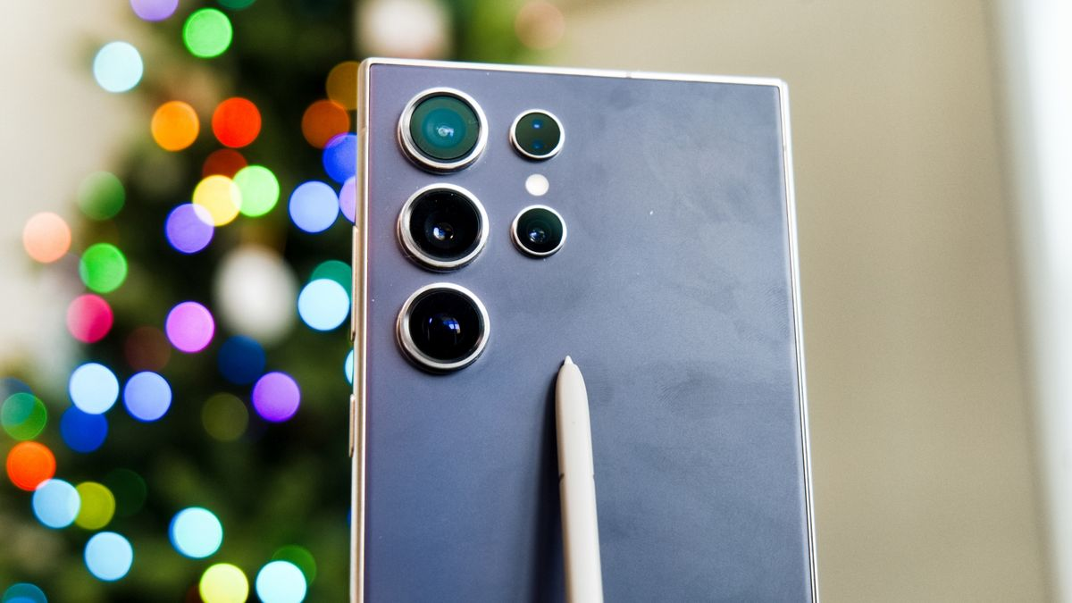 Tuy nhiên, khi thử nếm bút, Ryan phát hiện S Pen không có vị gì, giống như một chiếc đũa nhựa tái sử dụng. (Ảnh: Tom's Guide)