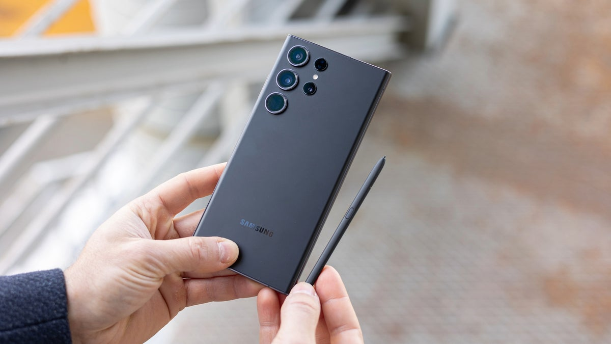 Một số lý thuyết cho rằng nhiệt độ bên trong điện thoại có thể làm nóng nhựa của S Pen, gây ra mùi hôi. (Ảnh: VnMedia)