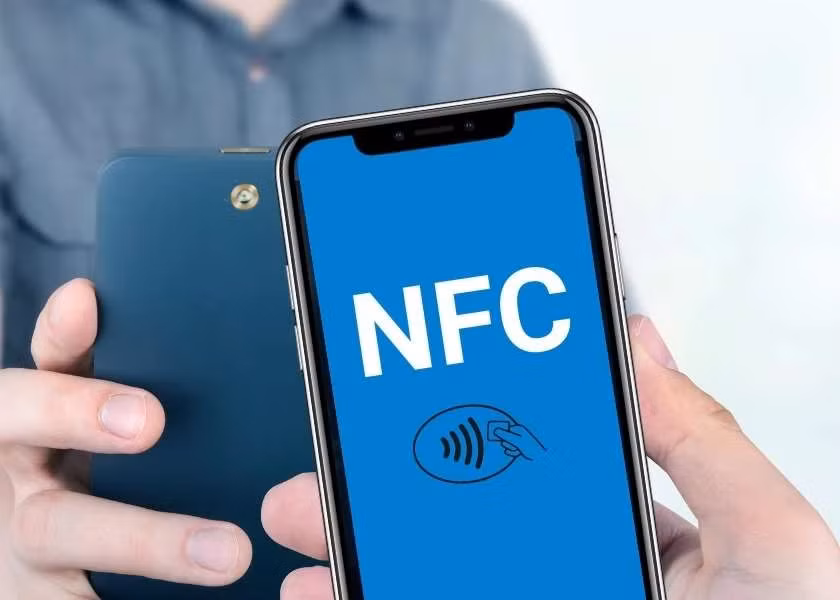 Trung tâm Chống lừa đảo Quốc gia (Trung Quốc) cảnh báo nguy cơ mất tiền từ thẻ ngân hàng do tính năng NFC trên điện thoại, kẻ gian có thể biến điện thoại của nạn nhân thành máy POS để rút tiền. (Ảnh: Thư viện pháp luật)