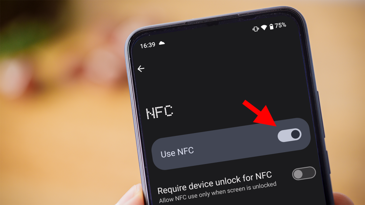 Để bảo vệ tài khoản, người dùng nên tắt NFC khi không cần thiết, tránh tải ứng dụng không rõ nguồn gốc, chỉ giao dịch trên nền tảng uy tín và không chia sẻ thông tin thẻ ngân hàng. (Ảnh: Tech Advisor)