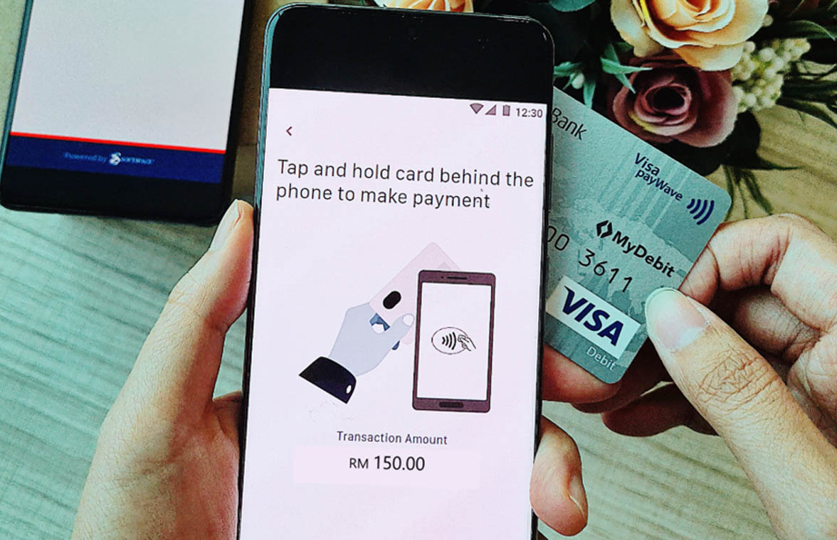 Kẻ gian hướng dẫn nạn nhân bật NFC và đặt thẻ ngân hàng lên mặt sau điện thoại để "xác nhận thông tin", nhưng thực chất là để thực hiện giao dịch trái phép và rút tiền. (Ảnh: MK Group)