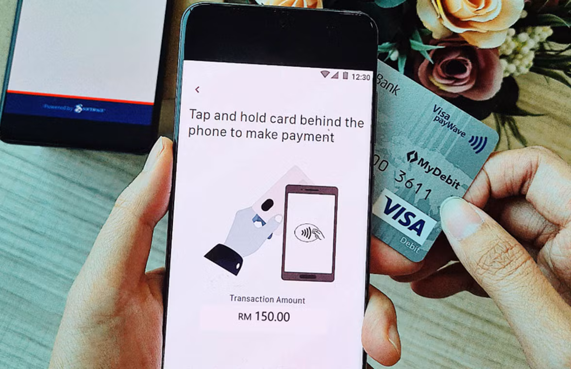Kẻ gian hướng dẫn nạn nhân bật NFC và đặt thẻ ngân hàng lên mặt sau điện thoại để "xác nhận thông tin", nhưng thực chất là để thực hiện giao dịch trái phép và rút tiền. (Ảnh: MK Group)