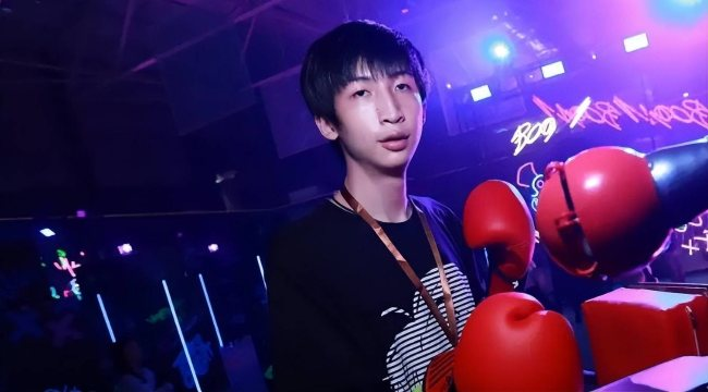 Dù gặp nhiều khó khăn, Xiaochaomeng vẫn nỗ lực stream mỗi ngày và nhận được sự ủng hộ lớn từ khán giả. (Ảnh:XEMGAME.COM)