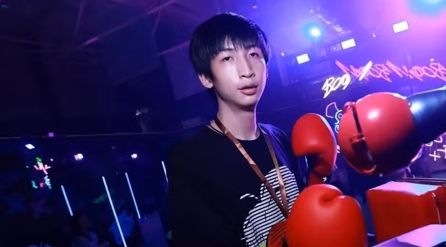 Dù gặp nhiều khó khăn, Xiaochaomeng vẫn nỗ lực stream mỗi ngày và nhận được sự ủng hộ lớn từ khán giả. (Ảnh:XEMGAME.COM)