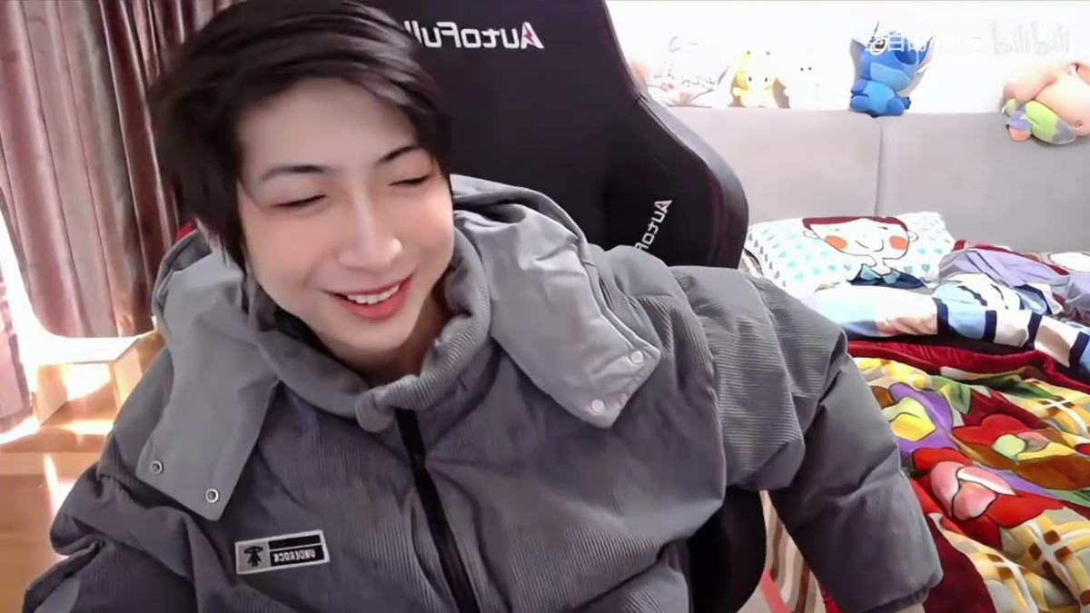 Gần đây, anh không còn nhắc đến vấn đề nợ nần trên sóng, có thể đã kiểm soát được tình hình hoặc tránh gây hiểu lầm. (Ảnh:ONE Esports Vietnam)