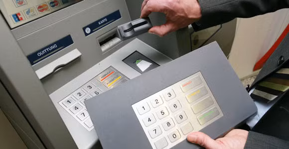 Rut tien tai cay ATM, bay sach tai khoan vi dinh chieu lua nay-Hinh-2