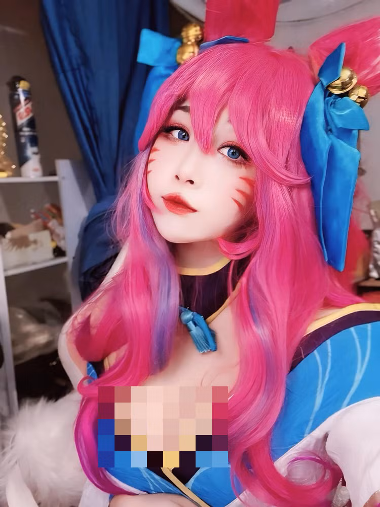 Vẻ đẹp ngoài đời thực của Mina càng khiến cô trở thành tâm điểm chú ý và được yêu mến nồng nhiệt. (Ảnh: FBNV)