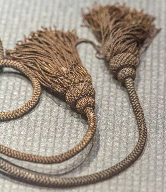 Nghiên cứu vật thể này, các chuyên gia phát hiện miếng thủy tinh có kích thước khoảng 7,5 cm, có bông gòn bên trên và đường vân rõ ràng xung quanh mép. Sự hoàn hảo của nó khiến họ bối rối, một số người đã nghĩ rằng đây là một đồ vật "xuyên không". (Ảnh: Sohu)