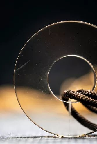 Kiểm định cuối cùng xác nhận, miếng thủy tinh cùng với một miếng ngọc bích hình tròn tương tự nằm trong ngôi mộ của Triệu Bá Vân, một văn nhân thời Nam Tống, ông luôn mang theo những mảnh vật này để thể hiện phong cách cao quý của mình, thậm chí sau khi qua đời, ông vẫn chọn đem theo xuống mộ. (Ảnh: Sohu)