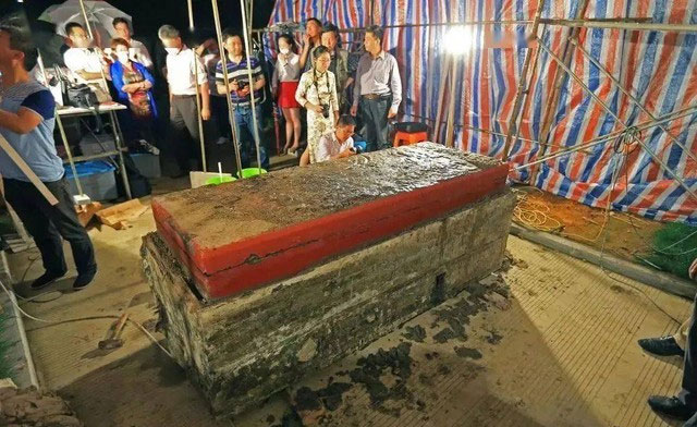 Một nhóm các nhà khảo cổ được triệu tập để kiểm tra ngôi mộ, nhưng tình trạng xuống cấp nghiêm trọng của nó khiến mọi hoạt động trở nên khó khăn.(Ảnh: Sohu)