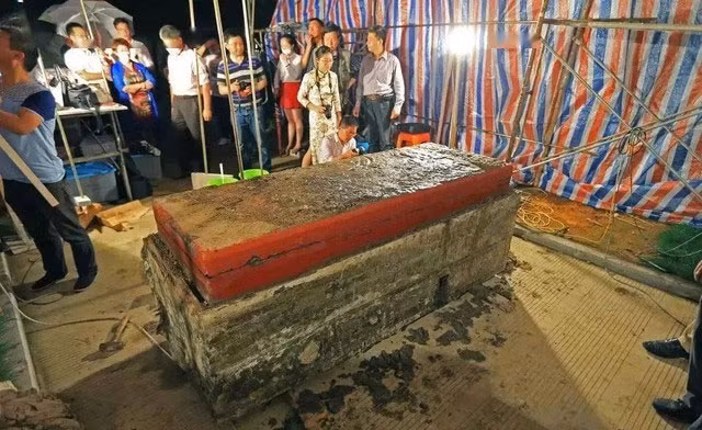 Một nhóm các nhà khảo cổ được triệu tập để kiểm tra ngôi mộ, nhưng tình trạng xuống cấp nghiêm trọng của nó khiến mọi hoạt động trở nên khó khăn.(Ảnh: Sohu)