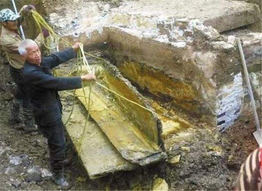 Năm 2016, một người dân ở Thai Châu, Chiết Giang tình cờ phát hiện một ngôi mộ cổ trong quá trình đào móng xây nhà. Người này đã thông báo ngay cho chính quyền địa phương và Cục Quản lý Di sản. (Ảnh: Sohu)