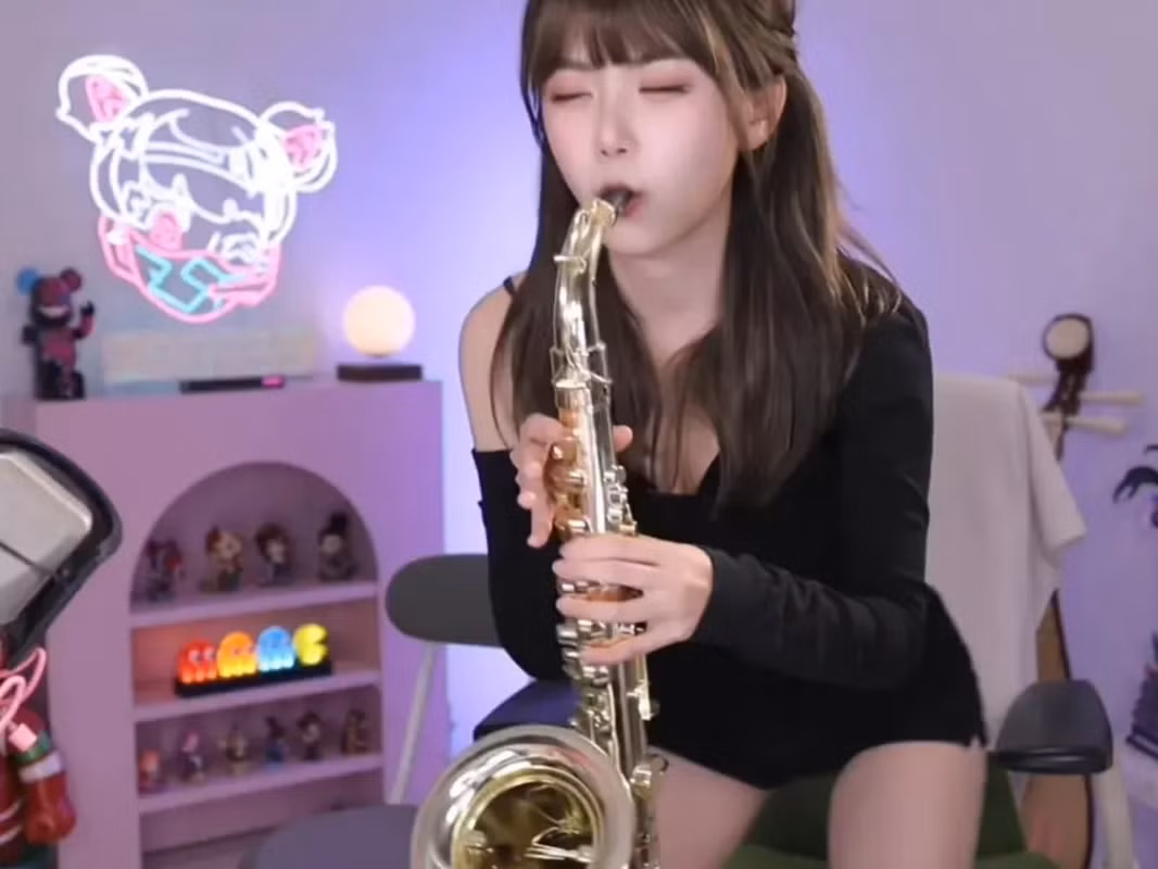 Sau khi rời sự nghiệp caster, Chu Thục Di đã ngừng hoạt động một thời gian dài trước khi tái xuất trên một nền tảng livestream mới vào ngày 9/1, trình diễn nhiều tài năng như thổi kèn, hát, dạy nhảy, và chơi guitar. (Ảnh: GameK)