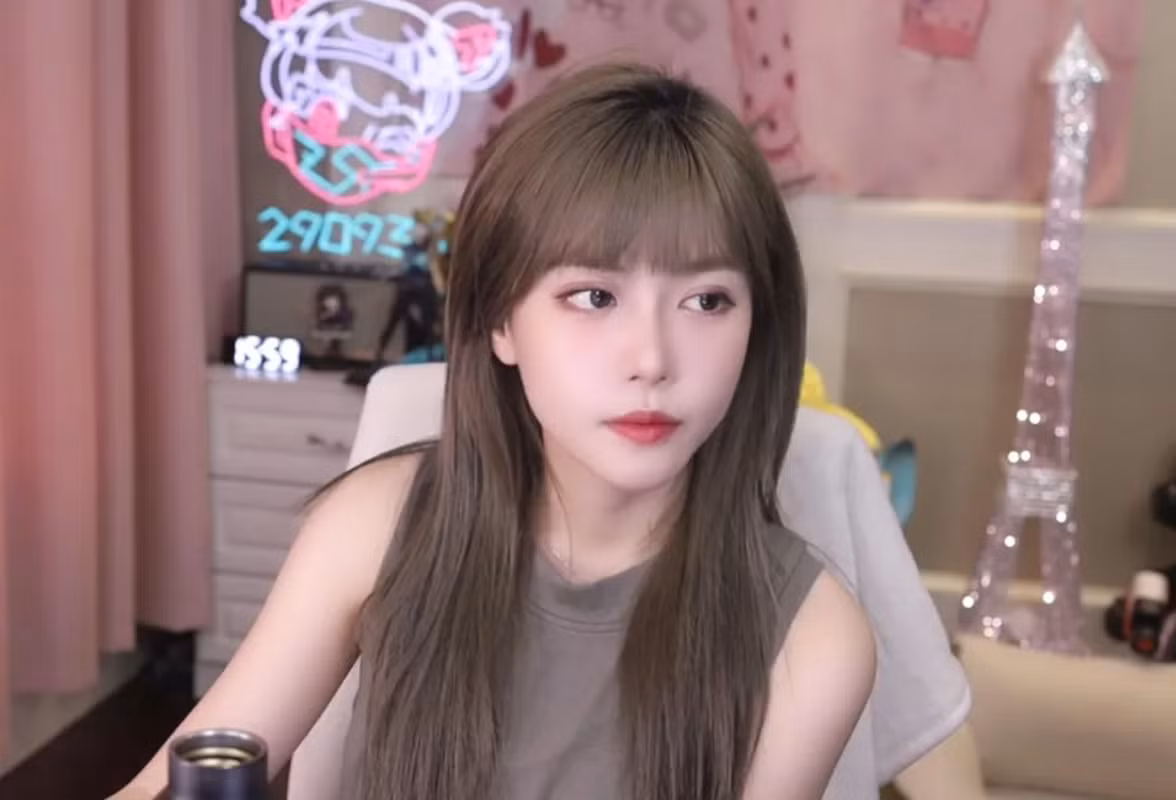 Dù khởi đầu mạnh mẽ, lượt xem và tương tác của buổi livestream thứ hai giảm đáng kể. Một số khán giả chỉ trích cô đã hạ thấp hình ảnh cá nhân.(Ảnh: GameK)