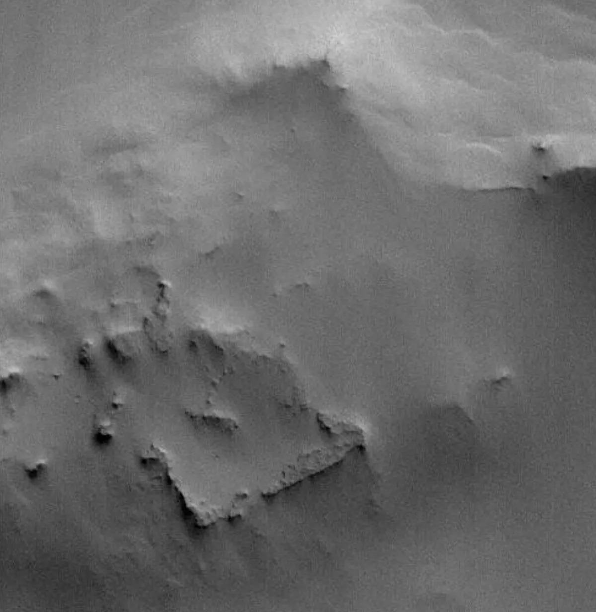 Một số người tin rằng đây có thể là tàn tích của một công trình cổ đại khổng lồ, lớn hơn kim tự tháp Giza đến 13 lần. Tuy nhiên, các nhà khoa học cho rằng hình vuông này có thể là kết quả của các quá trình địa chất tự nhiên như đứt gãy vỏ hành tinh và xói mòn. (Ảnh:Thanh niên Việt)