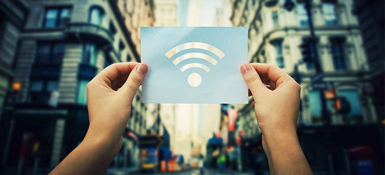 Chỉ truy cập ngân hàng số qua kết nối an toàn, tránh dùng Wi-Fi công cộng hoặc không bảo mật. (Ảnh: United States Cybersecurity Magazine)