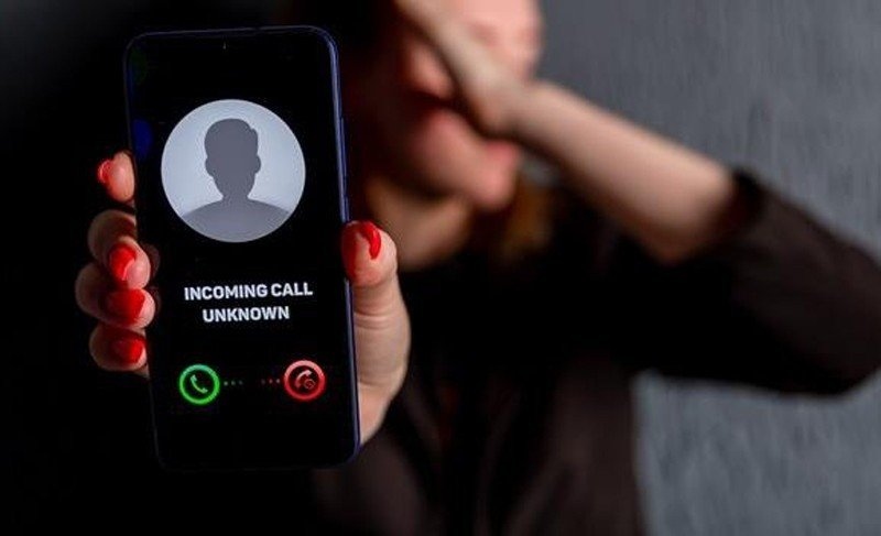 Nếu phát hiện mình bị lừa, người dân nên báo ngay cho cơ quan Công an hoặc nhà mạng để được hỗ trợ và tránh bị lừa đảo tiếp diễn. (Ảnh: Cổng Thông tin điện tử Chính phủ)