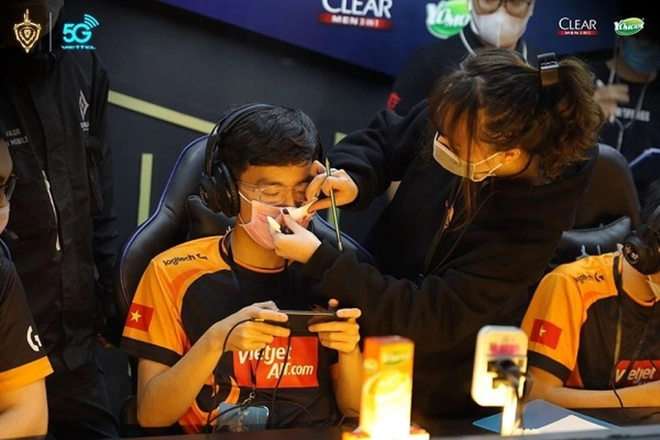 Hằng Đàm, cái tên đã không còn xa lạ với cộng đồng người hâm mộ Liên Quân Mobile, đặc biệt cô nàng từng đảm nhiệm vai trò huấn luyện viên (HLV) cho Team Flash - một trong những đội tuyển Liên Quân giàu thành tích trong làng Esports Việt. (Ảnh: Phụ nữ mới)