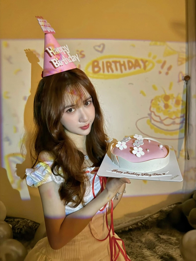 Đồng thời, nữ streamer xây dựng được một cộng đồng fan hâm mộ vững mạnh. Fan nam yêu mến cô bởi chính những gì tự nhiên nhất, sự quan tâm của cô với người xung quanh. (Ảnh: Phụ nữ mới)