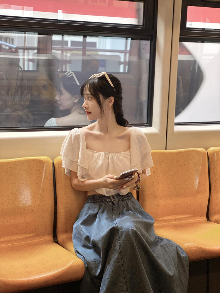 Không chỉ là người hướng dẫn tài ba, Hằng Đàm còn ghi điểm trong mắt người hâm mộ bởi sự chăm sóc tỉ mỉ và tận tình cho các thành viên trong team khi cô không ngần ngại chỉnh sửa kính và khẩu trang cho Elly trước giờ thi đấu diễn ra. (Ảnh: gamek)