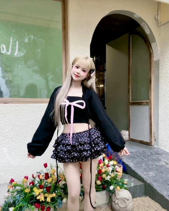 Khi diện lên mình trang phục nữ tính, nhẹ nhàng, cô nàng được nhiều người nhận xét có vẻ ngoài đáng yêu, trong sáng.(Ảnh: IGNV)