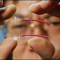 5. Quần áo phát ra điện nhờ công nghệ nano giúp cung cấp năng lượng cho thiết bị nhỏ.(Ảnh: ResearchGate)