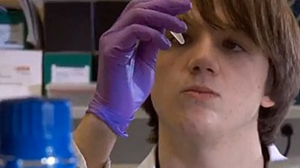 Phát minh của anh giúp chẩn đoán bệnh sớm với chi phí rẻ và hiệu quả vượt trội. (Ảnh: Advocate.com)