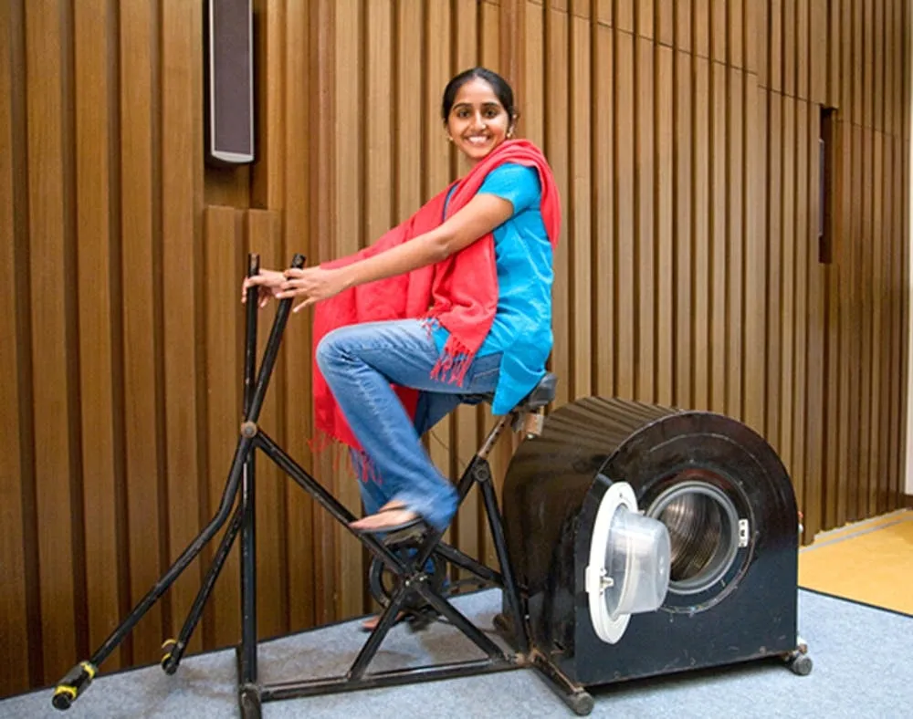 2. Máy giặt chạy bằng bàn đạp: Remya Jose, 14 tuổi, phát minh ra máy giặt chạy bằng bàn đạp cho các gia đình ở vùng nông thôn. (Ảnh: Brit+Co)