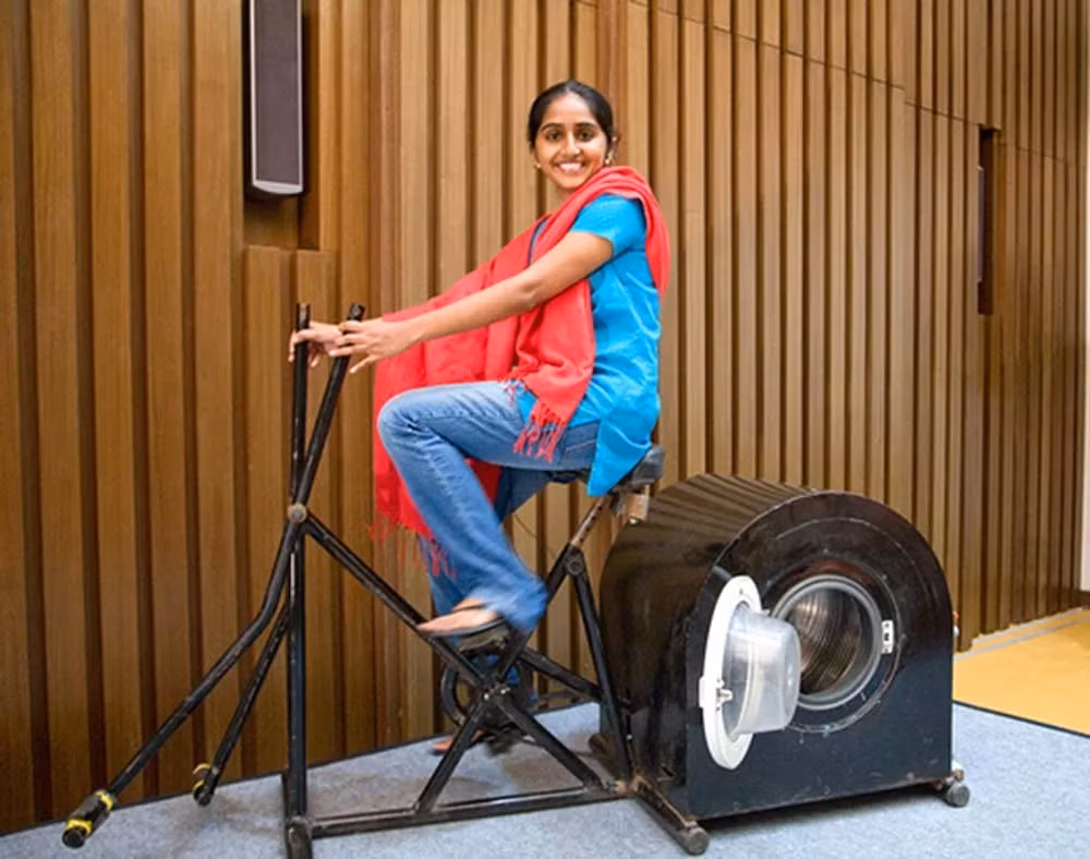 2. Máy giặt chạy bằng bàn đạp: Remya Jose, 14 tuổi, phát minh ra máy giặt chạy bằng bàn đạp cho các gia đình ở vùng nông thôn. (Ảnh: Brit+Co)