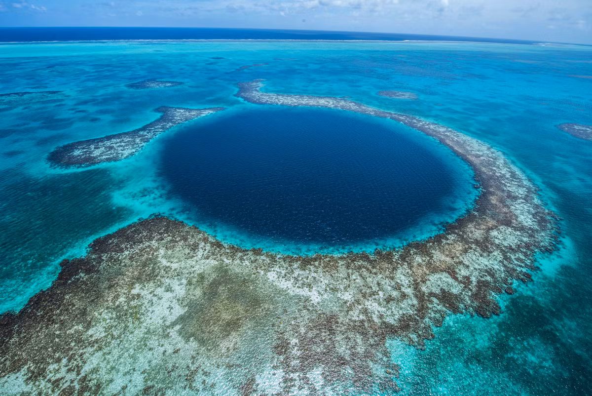 Great Blue Hole ở Belize là một trong những hố sụt đẹp nhất thế giới, từng là một hang động đá vôi trước khi bị nhấn chìm bởi nước biển. (Ảnh: Belize)