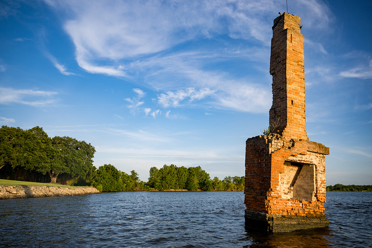 Hố sụt cũng có thể do con người gây ra, như vụ sụt lún ở Louisiana năm 1980 khi một giàn khoan vô tình khoan vào mỏ muối dưới lòng đất. (Ảnh: 64parishes)