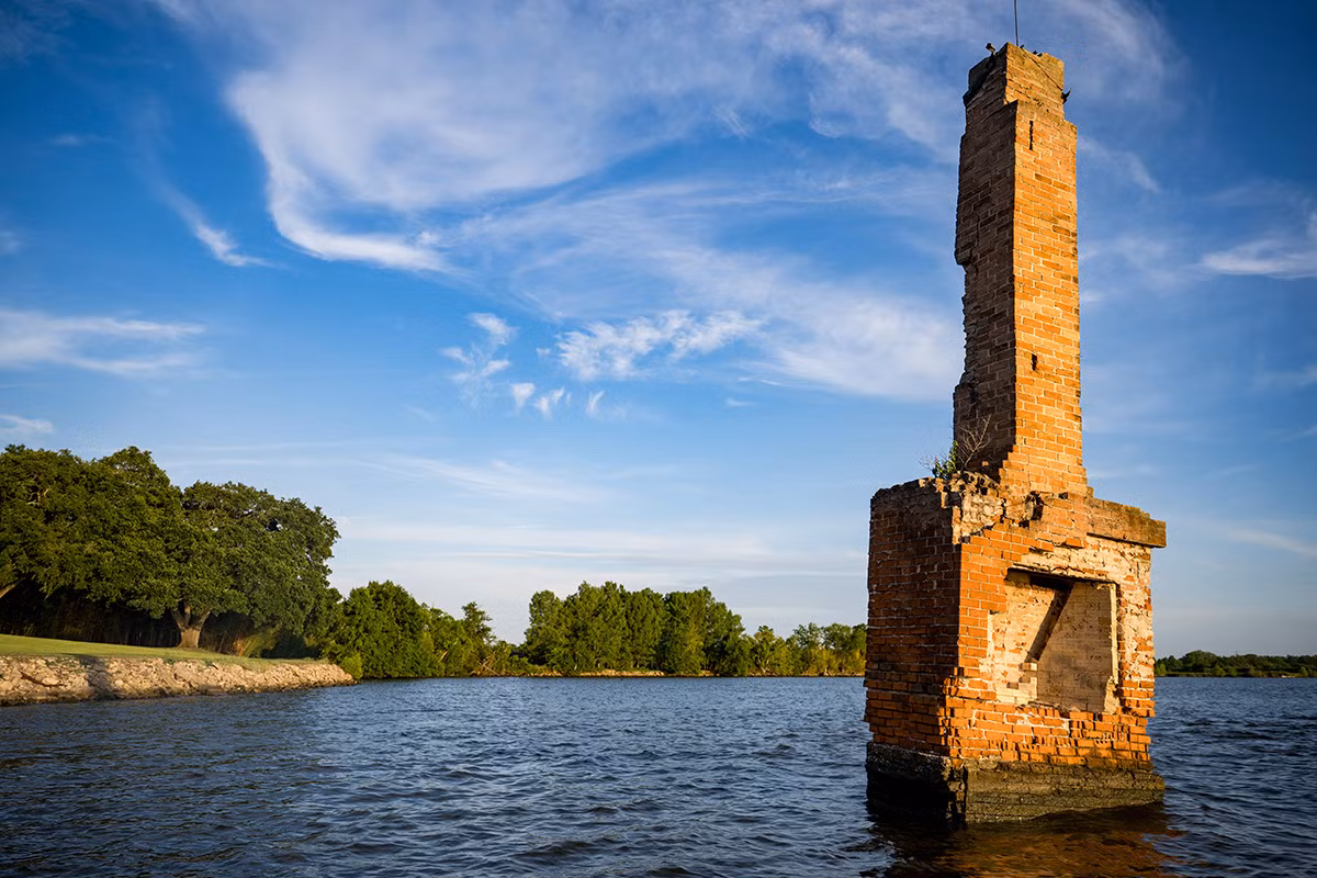 Hố sụt cũng có thể do con người gây ra, như vụ sụt lún ở Louisiana năm 1980 khi một giàn khoan vô tình khoan vào mỏ muối dưới lòng đất. (Ảnh: 64parishes)
