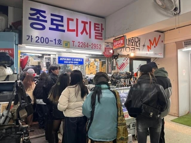 Xu hướng "young-tro" phản ánh sự thay đổi trong cách thế hệ trẻ nhìn nhận đồ cũ, họ kết hợp công nghệ cũ với hiện đại để tạo ra trải nghiệm mới mẻ. (Ảnh: mtv.vn)