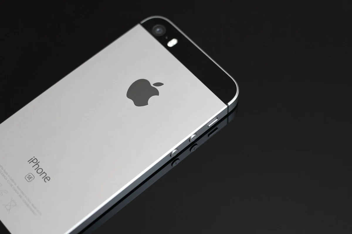 Các mẫu iPhone cũ từ thời Steve Jobs, như iPhone 5S và iPhone 6, đang trở nên phổ biến vì thiết kế nhỏ gọn, nút home vật lý và cảm giác cầm nắm đặc biệt. (Ảnh:scmp)