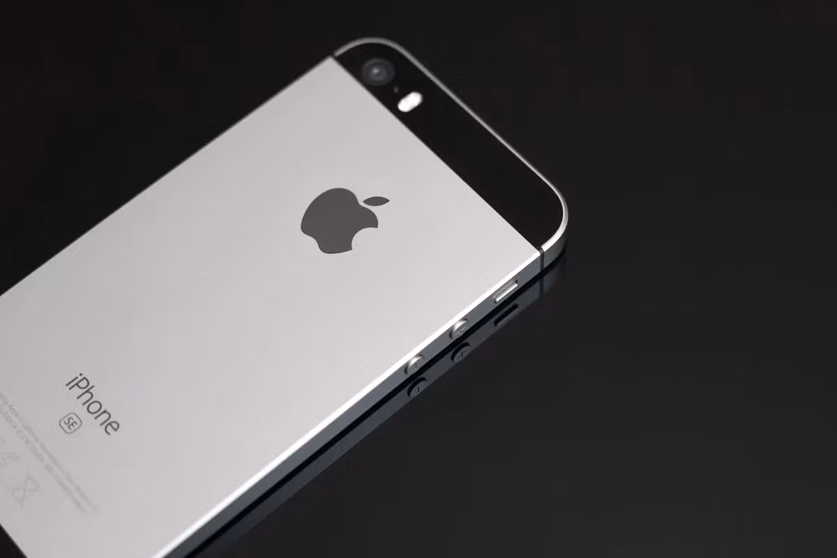 Các mẫu iPhone cũ từ thời Steve Jobs, như iPhone 5S và iPhone 6, đang trở nên phổ biến vì thiết kế nhỏ gọn, nút home vật lý và cảm giác cầm nắm đặc biệt. (Ảnh:scmp)