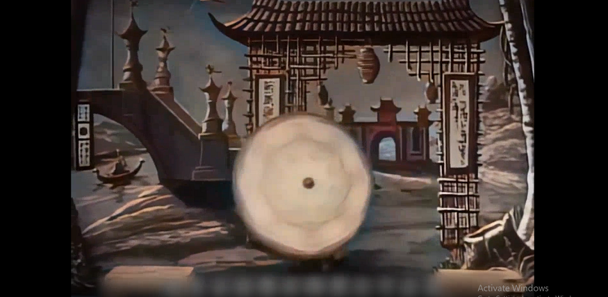 Màn ảo thuật bắt đầu với nhà ảo thuật biến chiếc ô thành hai chiếc ghế, sau đó tiếp tục tạo ra một chiếc ô khác từ chiếc quạt. (Ảnh cắt từ clip của Sohu)